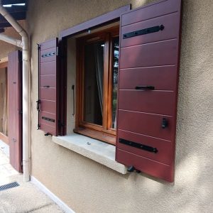 Volets en PVC marron