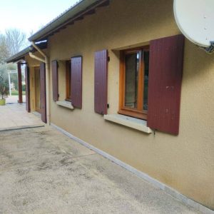 Façade de maison avec volets ouverts