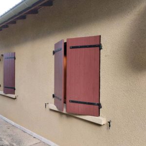 Volets marrons fermés
