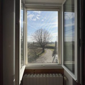 Fenêtre pvc blanche ouverte